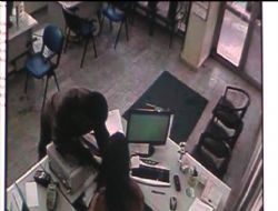 Soyguncu kameraya yakalandı